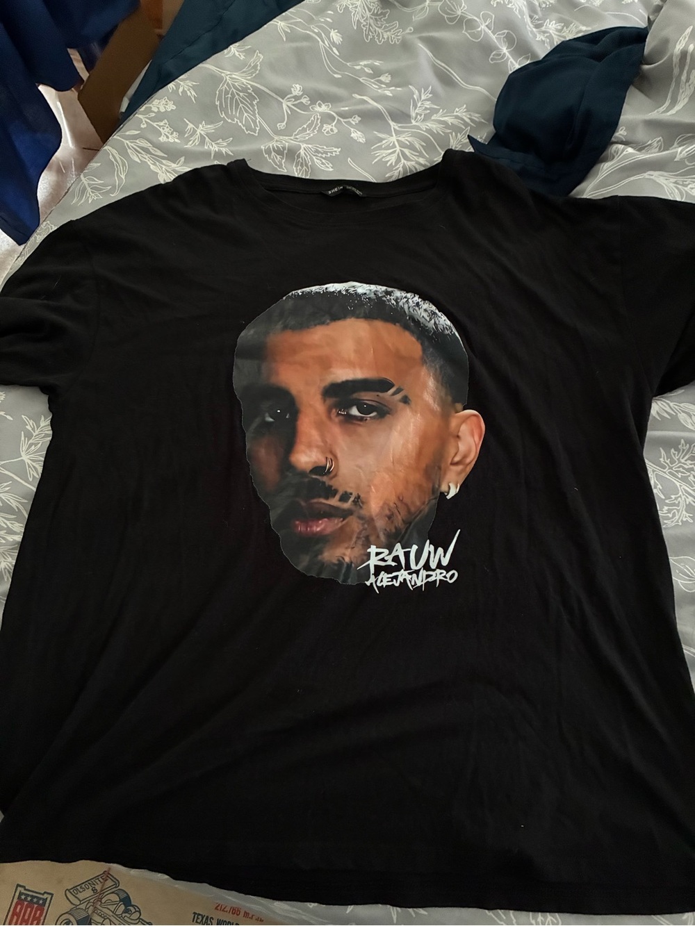 Rauw Alejandro large tee. Oversized face print with RAUW ALEJANDRO logo